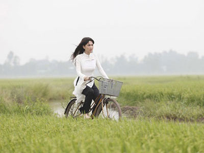 Ngọc Trinh hóa gái quê đạp xe trên đường làng