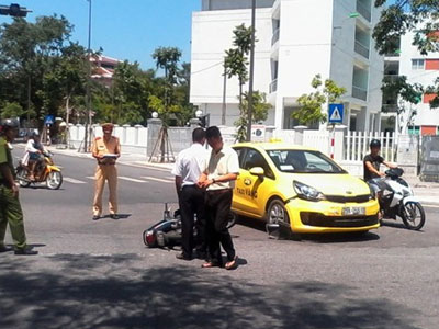 Taxi tông xe ôm đèo 3, hai người bị thương nặng
