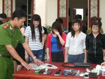 Công an ập vào quán karaoke, 15 nam nữ vẫn đang lắc lư điên cuồng