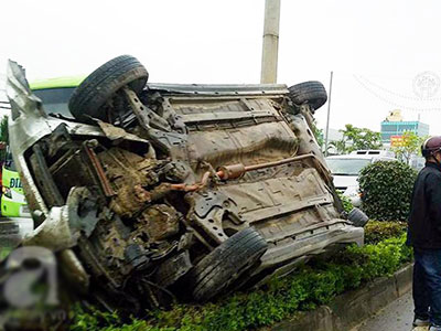 Hà Nội: 3 người nhập viện vì taxi lao giải phân cách, đâm cột điện