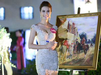 Người đẹp HH Hoàn vũ Việt Nam khoe vai thon tại dạ tiệc