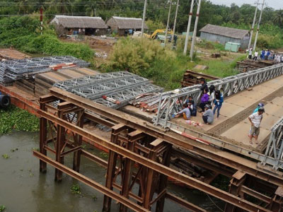 Tìm thấy thi thể cô gái rớt xuống sông vì cầu bị dỡ không rào chắn