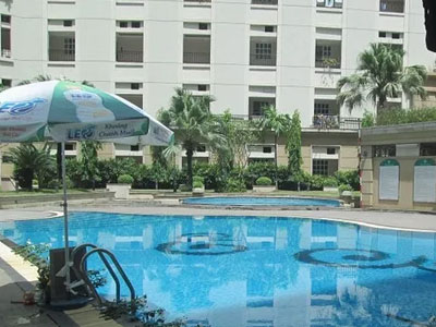Hà Nội: Giận dữ, gia đình thờ cúng bé trai đuối nước tại bể bơi