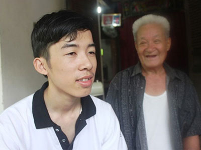 Hàng xóm chúc mừng nam sinh 29 điểm vào Học viện Cảnh sát