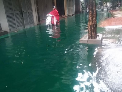 Hiện tượng lạ: Nước chuyển màu xanh ở đường phố Hà Nội