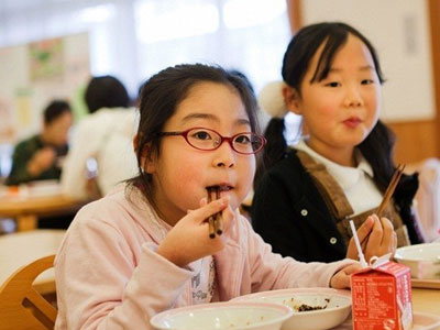 Trẻ Nhật học kỹ năng sống văn minh chỉ qua bữa ăn trưa