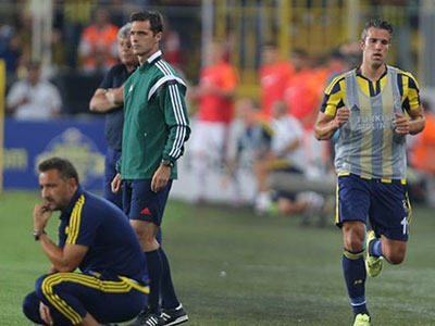 Van Persie cay cú vì phận dự bị ở Fenerbahce