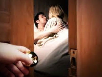 Vợ vắng nhà, chồng rủ nữ đồng nghiệp đến “bàn công việc” qua đêm