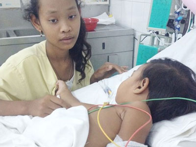Bé 2 tuổi theo mẹ đi làm bị xích máy cắt gạch cắt lìa bàn tay