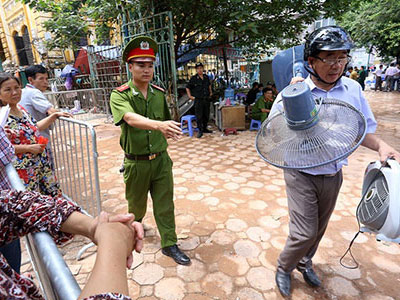Chùm ảnh: Người dân vào khu nhà sập tìm đồ đạc