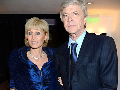 HLV Arsene Wenger chia tay vợ