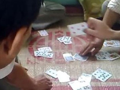 Mâu thuẫn khi chơi bài, thầy giáo bị đồng nghiệp đánh chấn thương sọ não