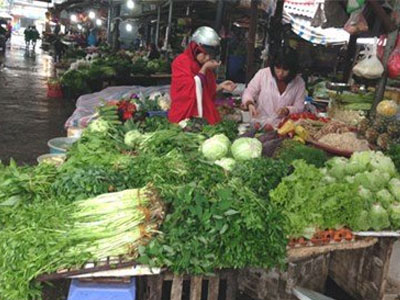 Mưa gió, rau củ thực phẩm lại “đội” giá gấp đôi