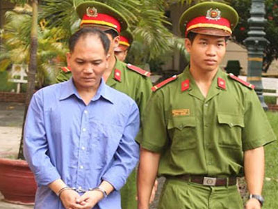 Tranh giành chỗ đón khách, tài xế taxi đâm chết tài xế xe ôm