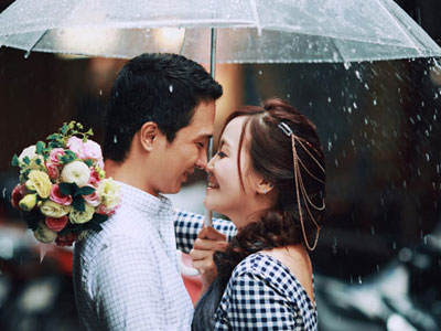 Ảnh cưới đẹp ngỡ ngàng dưới trời mưa lũ Hà Nội