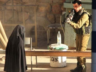 Bức ảnh lính Israel bắn chết bé gái Palestine gây phẫn nộ