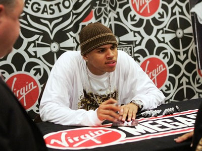 Chris Brown bị cấm đến Australia vì từng hành hạ bạn gái
