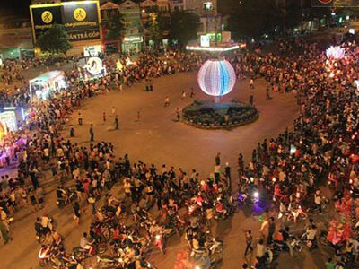 Hàng nghìn người xem mô hình “khủng” trong lễ hội trung thu Tuyên Quang
