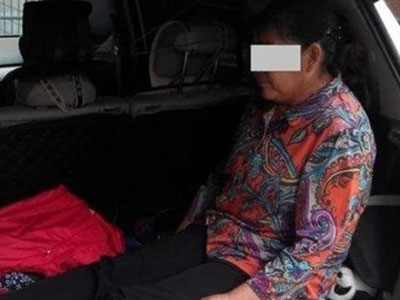Mẹ già bị con trai ép ngồi trong cốp xe, nhường chỗ cho cháu ngủ