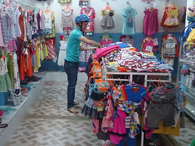 Nhiều chủ cửa hàng bỗng dưng đưa hết tiền cho khách
