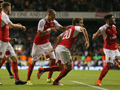 Tottenham 1-2 Arsenal: Flamini lập siêu phẩm, ghi cú đúp, giải cứu "Pháo thủ"