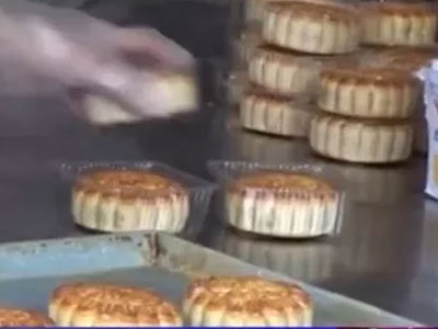 Clip: Cách làm ra chiếc bánh trung thu "siêu bẩn" mà ta vẫn ăn hàng ngày