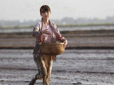 Ngọc Trinh gây thiện cảm với hình ảnh chân quê, lấm lem bùn đất