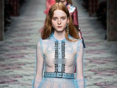 Người mẫu Gucci để ngực trần catwalk với váy trong suốt