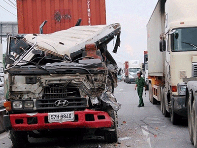 Xe container gây tai nạn liên hoàn trên Xa lộ Hà Nội