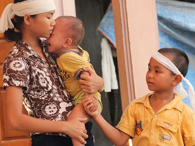 Bé trai 1 tuổi đòi sữa trong ngày đại tang bố mẹ