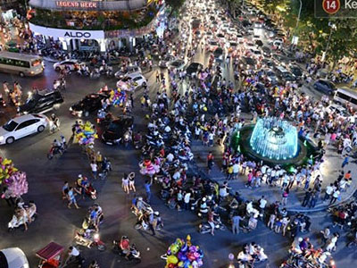 Hà Nội: Dòng người chật như nêm đi chơi trung thu ở phố Hàng Mã