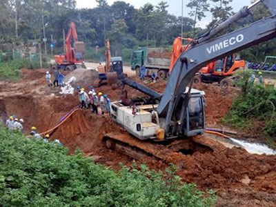 Hiện trường vụ vỡ đường ống nước sông Đà