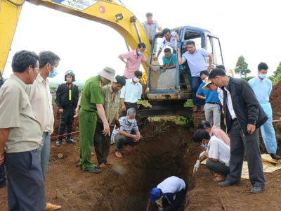 Chùm ảnh: Khai quật hố chôn thi thể hai vợ chồng bị "quỷ dữ" thủ tiêu