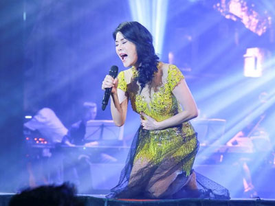 Thu Phương liên tục quỳ trên sân khấu trong liveshow vắng toàn bộ học trò
