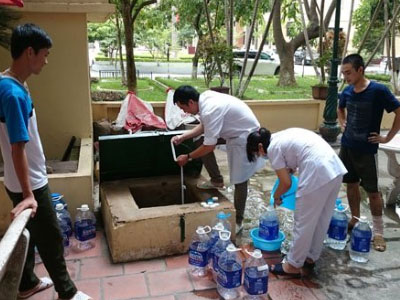 Vỡ đường ống nước: Bác sĩ xách nước, bệnh nhân xin về