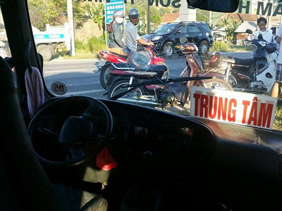 Vồ vô lăng xe buýt cướp lái đâm loạn xạ trên quốc lộ
