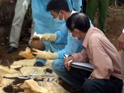 Clip: Khai quật hài cốt 2 vợ chồng bị giết, ném xuống giếng sâu