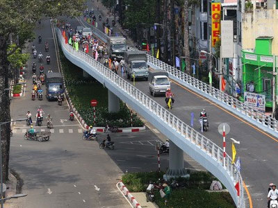 Giật mình phát hiện người đàn ông treo cổ lơ lửng trên cầu vượt Cây Gõ