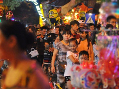 Hà Nội: Hàng nghìn người đổ ra đường đi chơi Trung thu