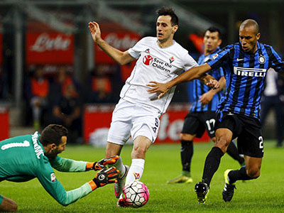 Inter thảm bại trước Fiorentina, mất ngôi đầu Serie A