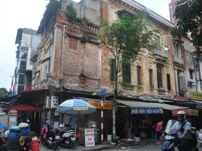 Kỳ lạ chuyện ở biệt thự phải mặc…áo mưa!