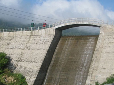 Đập nước trên núi Cấm bị xì, hàng nghìn dân hoang mang