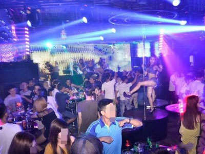 Đột kích quán bar, "thượng đế" náo loạn, ném ma túy phi tang