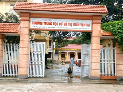 Kỷ luật hiệu trưởng nêu tên phụ huynh trong giờ chào cờ