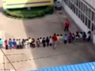 Phẫn nộ cô giáo bắt học sinh mẫu giáo xếp hàng để… đá