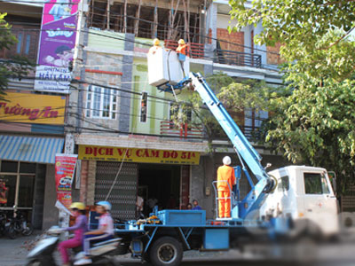 Thanh sắt vướng điện cao thế, hai công nhân bị giật cháy chân tay