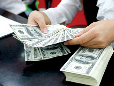 Gửi tiết kiệm tiền đồng lúc này lợi hơn USD