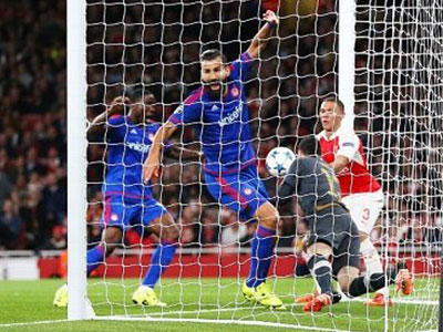 Thua sấp mặt, HLV Wenger vẫn quyết bảo vệ... cái sai