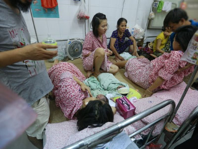 Bi hài: Bệnh viện mất nước sạch, mang nước lọc “làm quà” thăm sản phụ