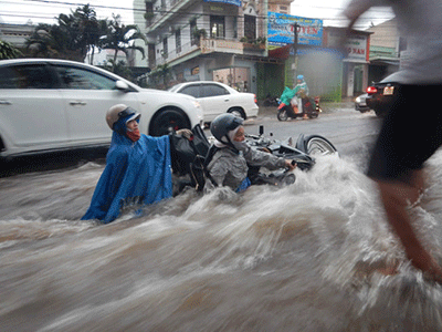 Dân Buôn Ma Thuột ngã dúi dụi trong nước mưa chảy xiết